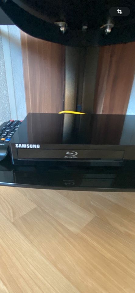 Samsung Fernsehen 3D  mit Regal in Weißwasser