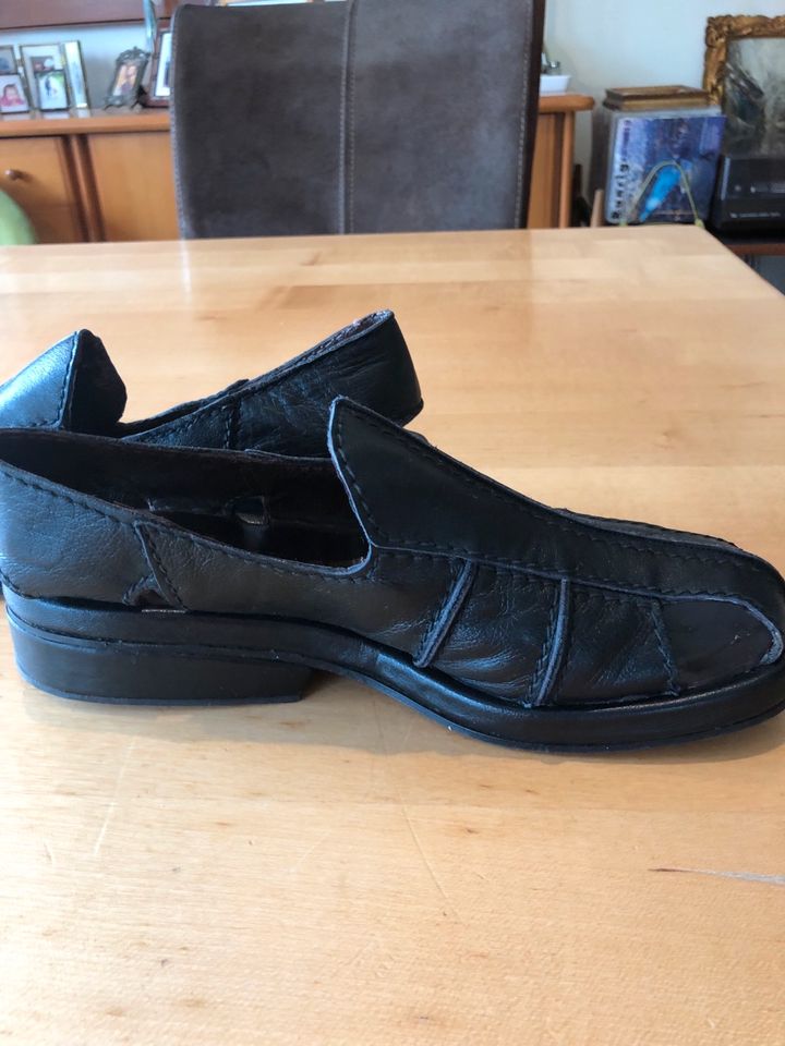 Neuwertige Damen Leder Halbschuhe,schwarz,Gr.38 in Kratzenburg