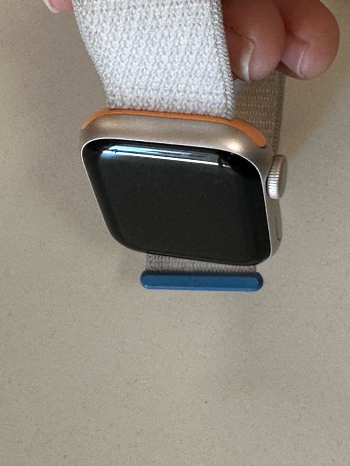 Apple Smartwatch »Watch SE GPS 40mm (Watch OS 10 Sport Loop) in Hamburg