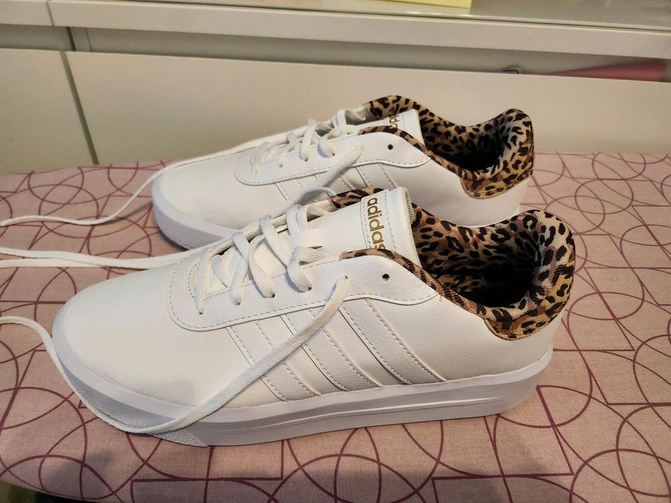 Neue Adidas Schuhe mit Leoparden Optik 9 1/2 in Hagen