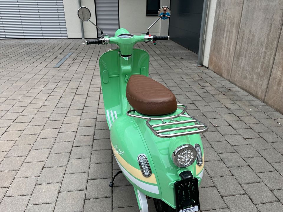 Elektroroller im Vespa Design " Retro " mit 2 Akkus 45 km/h in Saarwellingen