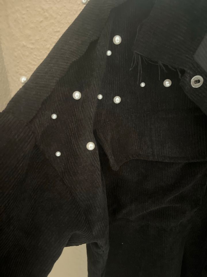 Schwarzes Hemd mit Perlen in Aachen