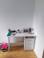 Neuer weißer Schreibtisch mit grauen Schreibtisch Stuhl an Hamburg Barmbek - Hamburg Barmbek-Süd  Vorschau