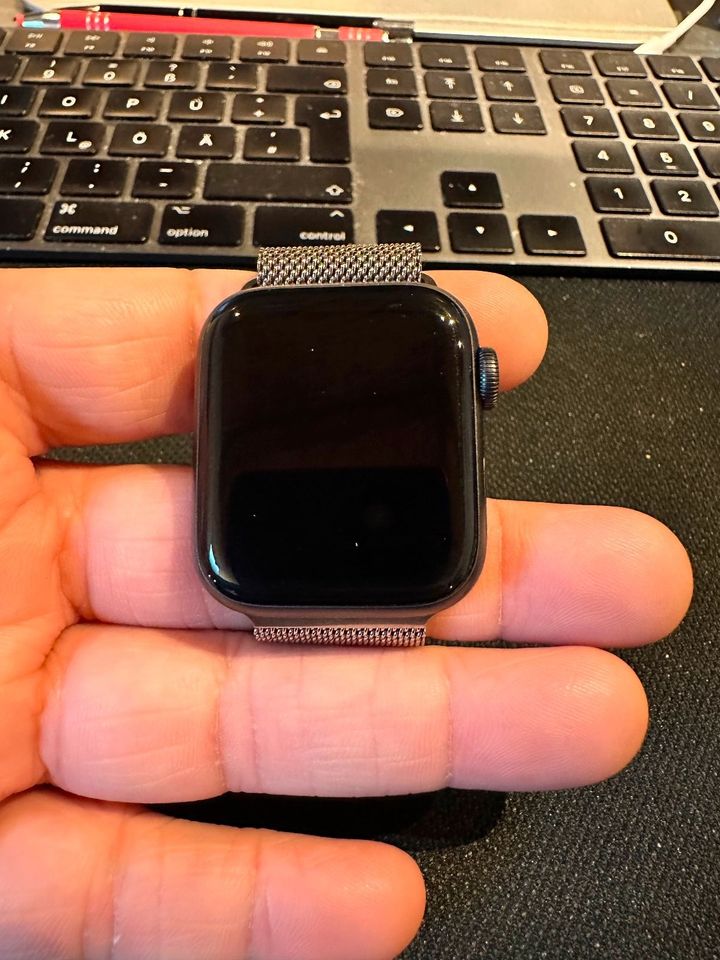 Apple Watch Series 5 Aluminum 40mm (GPS) Space Gray, 32Gb in Holzheim