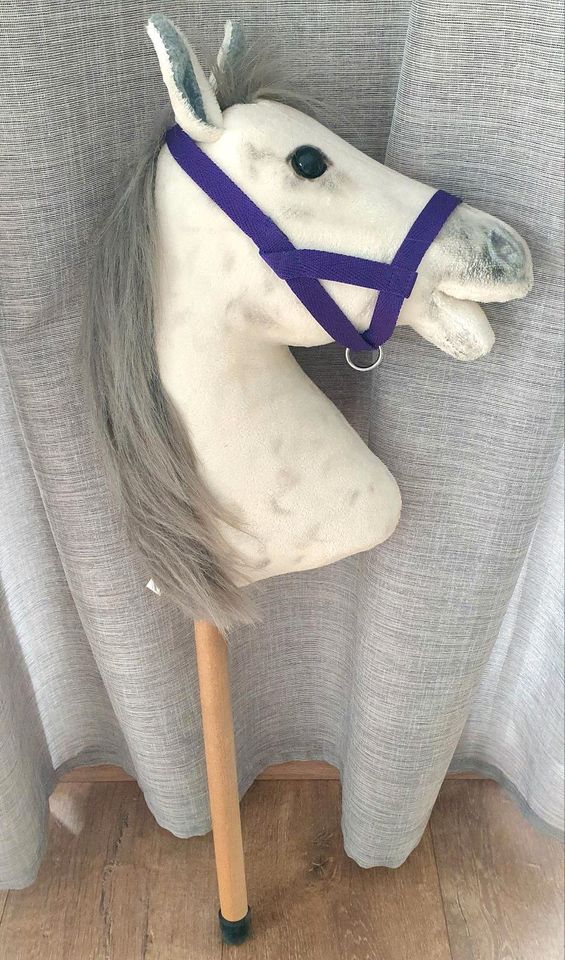 Laurel Design Steckenpferd Hobby Horse weiß/grau in Springe