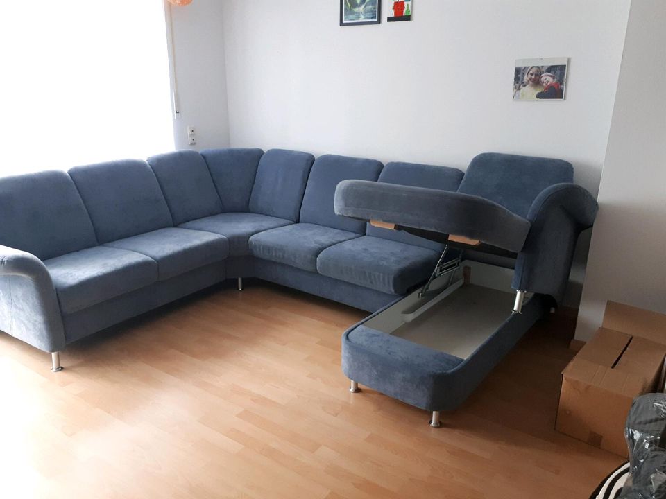Hellblaues Sofa in Friedberg