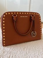 Michael Kors Handtasche cognac braun mit goldenen Nieten Baden-Württemberg - Remseck am Neckar Vorschau