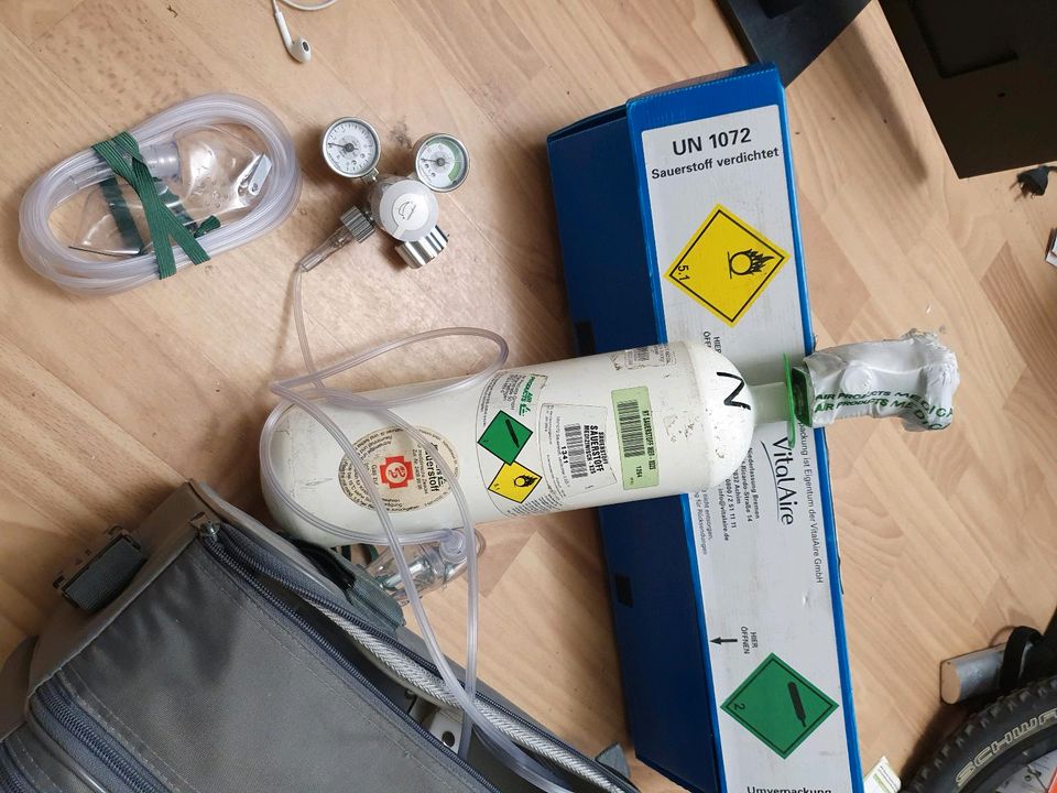 2* medizinischer Sauerstoff Flasche gefüllt Druckminderer & Maske in Stuttgart