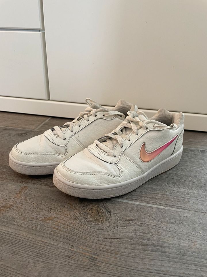 Weisse Nike Schuhe in Großenbrode