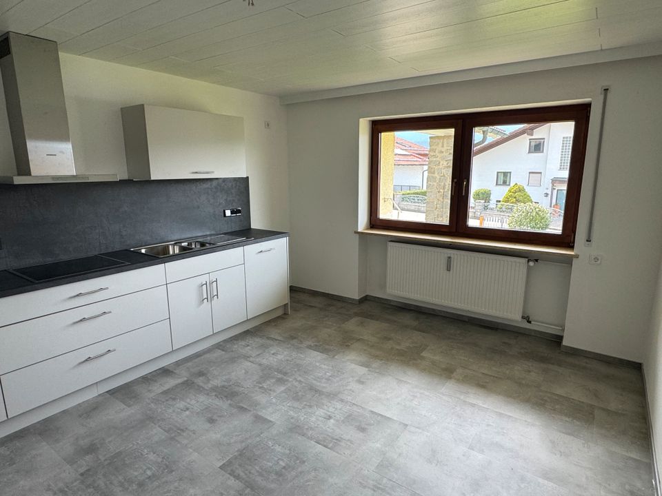Hochwertige & neu renovierte EG-Wohnung 129 qm Südlage in Lam in Lam