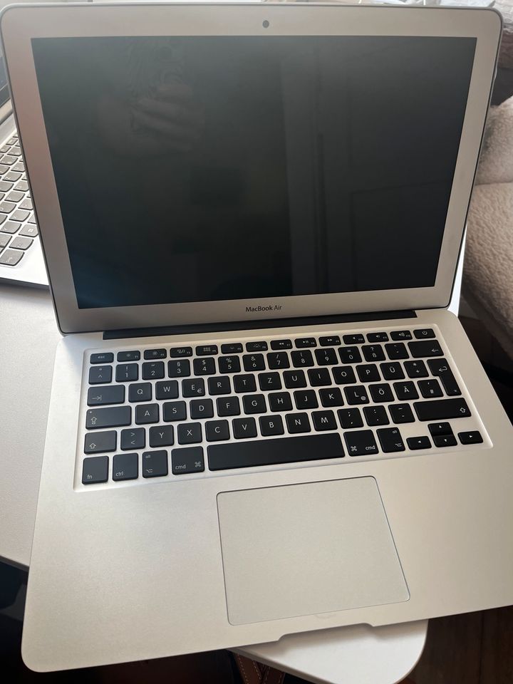Apple MacBook Air 13“ 256 GB in Bühlertann