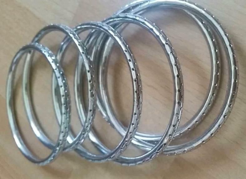 Armbänder Metall 6stück  Silber leicht stylisch modern in Rosenberg