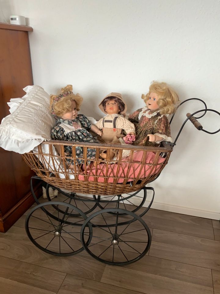 3 Puppenkinder im Korbpuppenwagen in Nürnberg (Mittelfr)