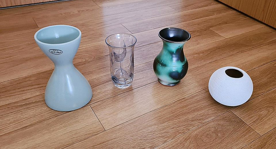 Blumenvase, Vase weiß rund, Glas blau Muster, Deko, Ton in Erfurt