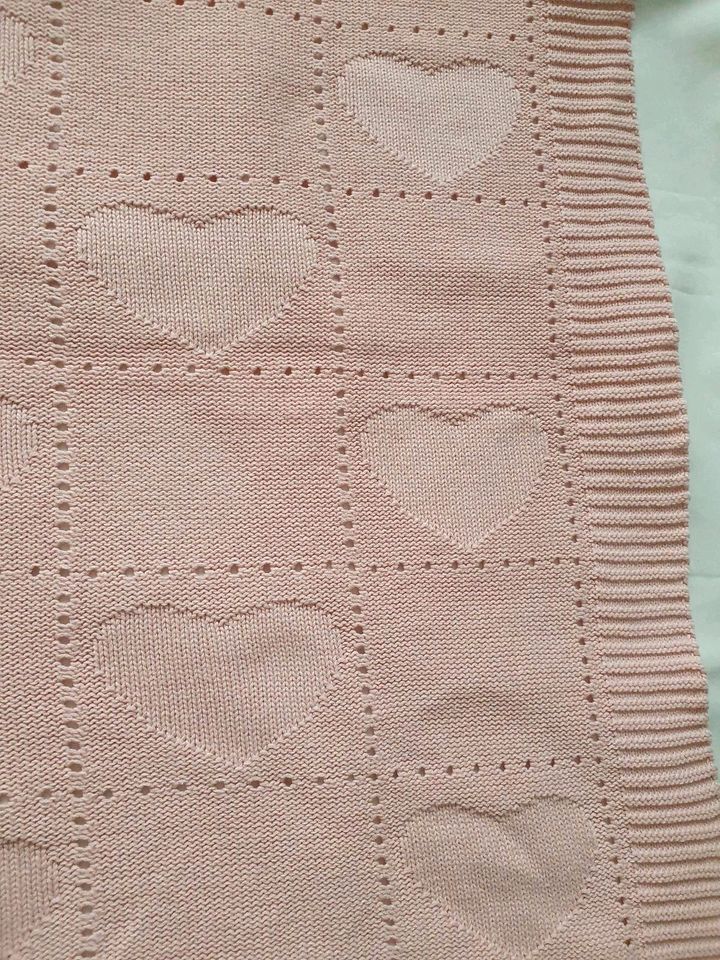 Babydecke, (Neugeborene) Strickdecke mit Herzmuster in rosa in München