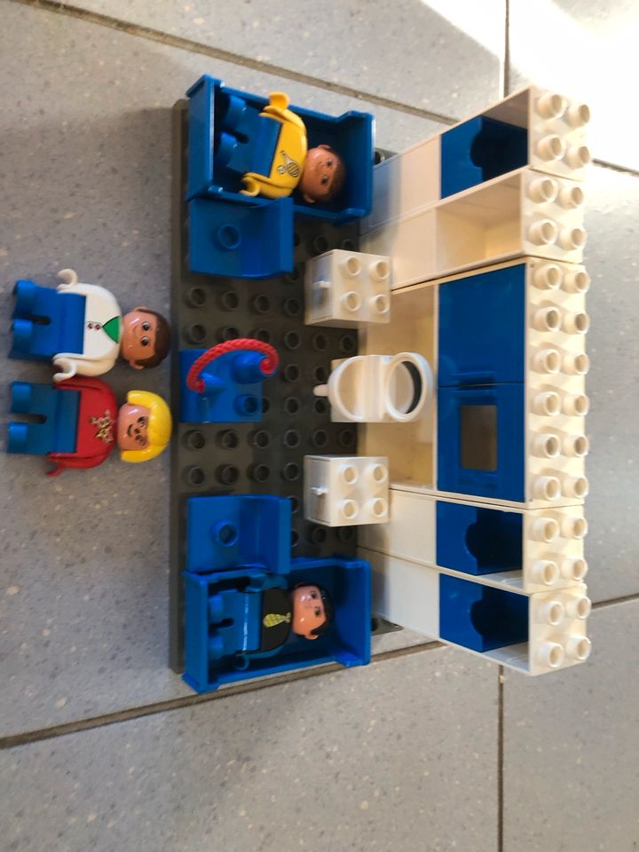Lego Duplo Krankenhaus mit Einrichtung+Figuren+Ambulancewagen in Issum