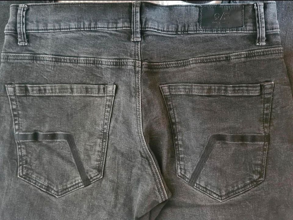 Schwarze Herren Jeans Größe 31 von s.Oliver neuwertig in Lampertheim