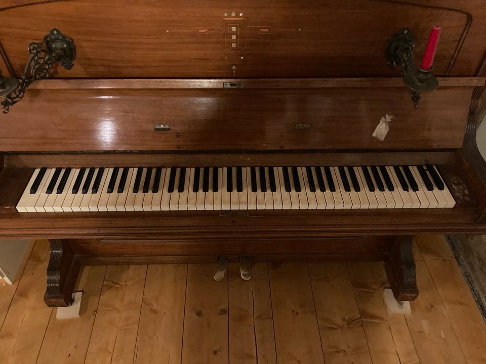 Altes Klavier renovierungsbedürftig - steht direkt hinter der Tür in Uetze