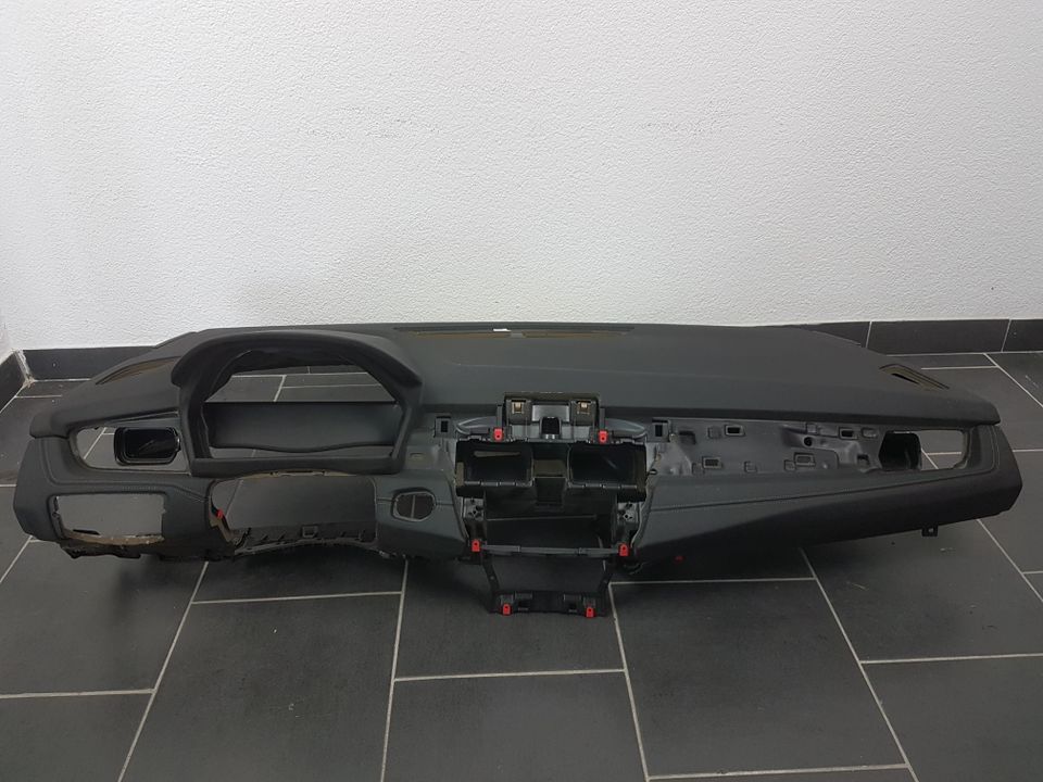 BMW F45 F46 2er Armaturenbrett Schalttafel Dashboard Schwarz grau in Sauldorf