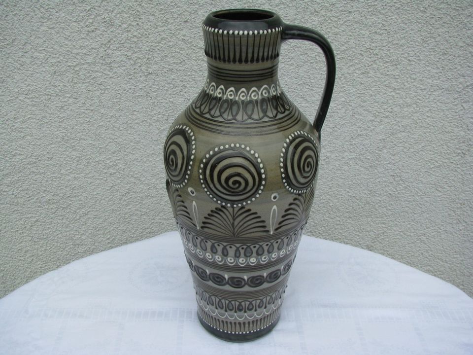 Alte Keramikvasen in Steina