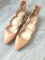 Zara echt Leder Ballarinas Schnürung beige Creme Sandalen Hessen - Friedberg (Hessen) Vorschau