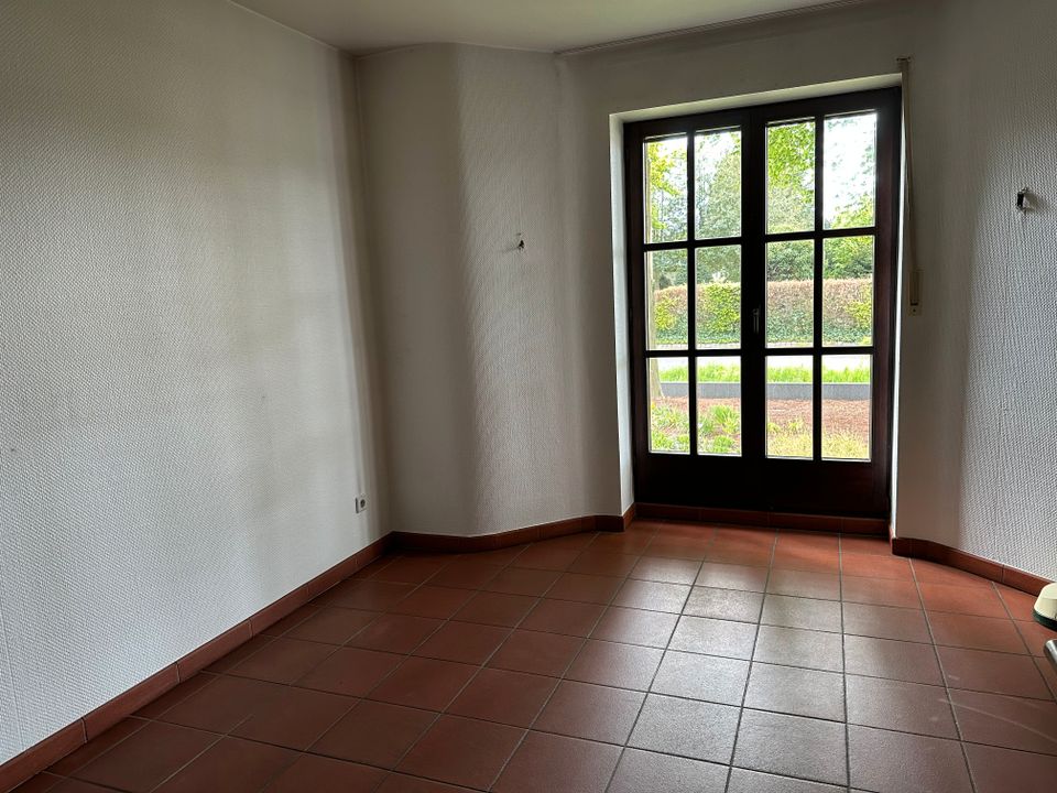 Einfamilienhaus m Einliegerwohnung u direkt zugänglichem Bürotrakt mit Doppelgarage u 6 Stellplätze in Geilenkirchen