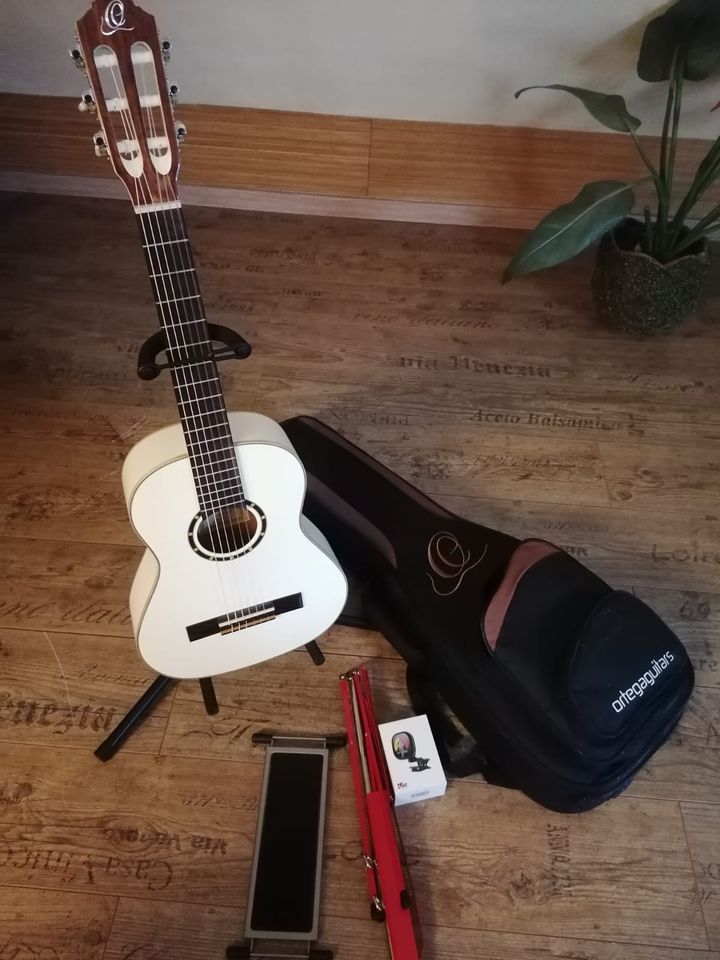 Gitarre Ortega 1/2 weiß mit Tasche, Notenständer; Stimmgerät in Grünstadt