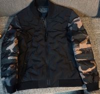 Jacke mit Camouflage-Ärmeln Rheinland-Pfalz - Dorsheim Vorschau