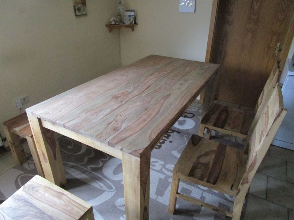 Tisch mit Sitzbank und 3 Stühlen in Gedern