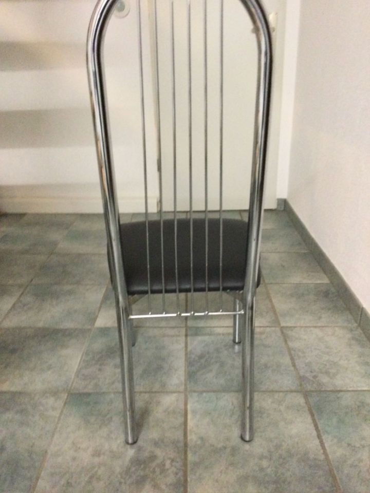4 Metallstühle verchromt mit schwarzer Kunstledersitzfläche in Eschweiler