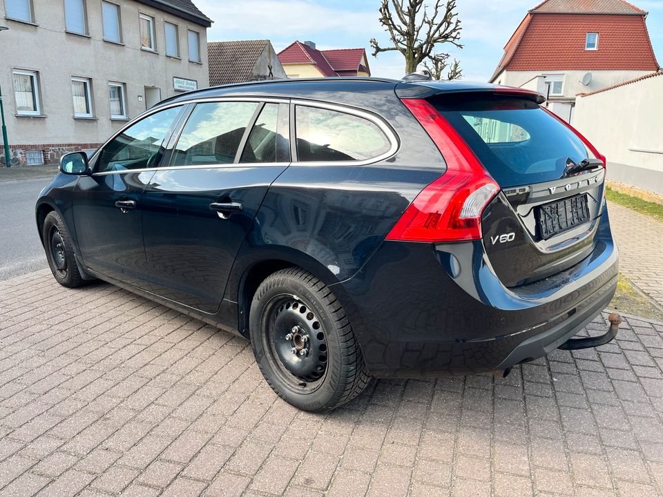 Volvo V60, Diesel, 5 Zylinder, Kombi, Schalter, Xenon, 8-fach bereift, 2 Vorbesitzer in Schönebeck (Elbe)