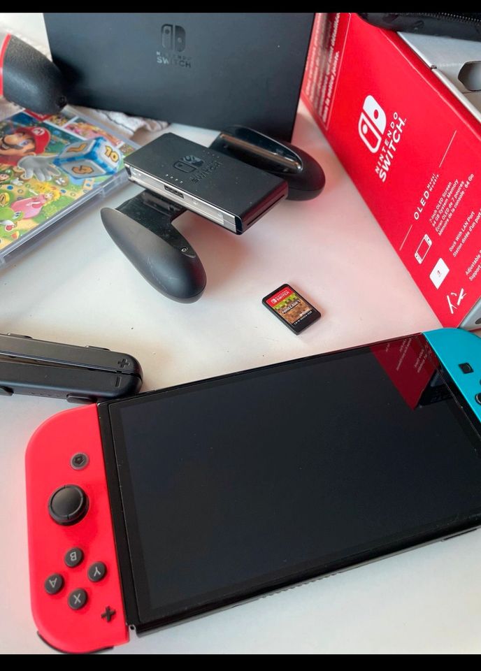 Nintendo Switch oled mit Zubehör in Garbsen