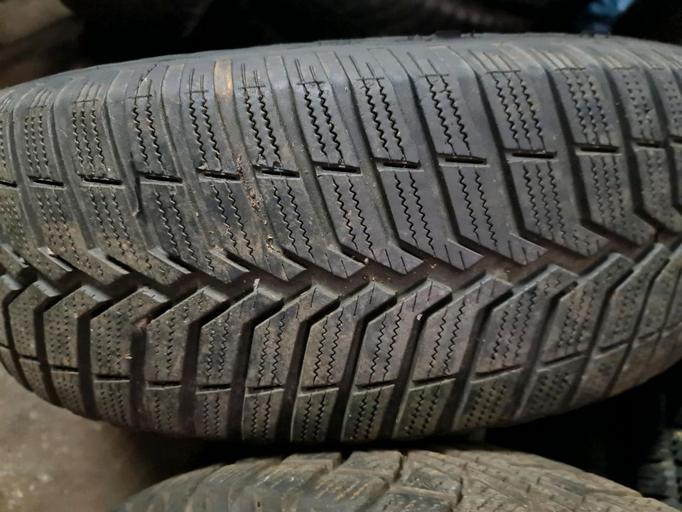 4 Winterreifen mit 5 loch Stahlfelgen 185/65R15 Felgen  ET40 in Kitzingen