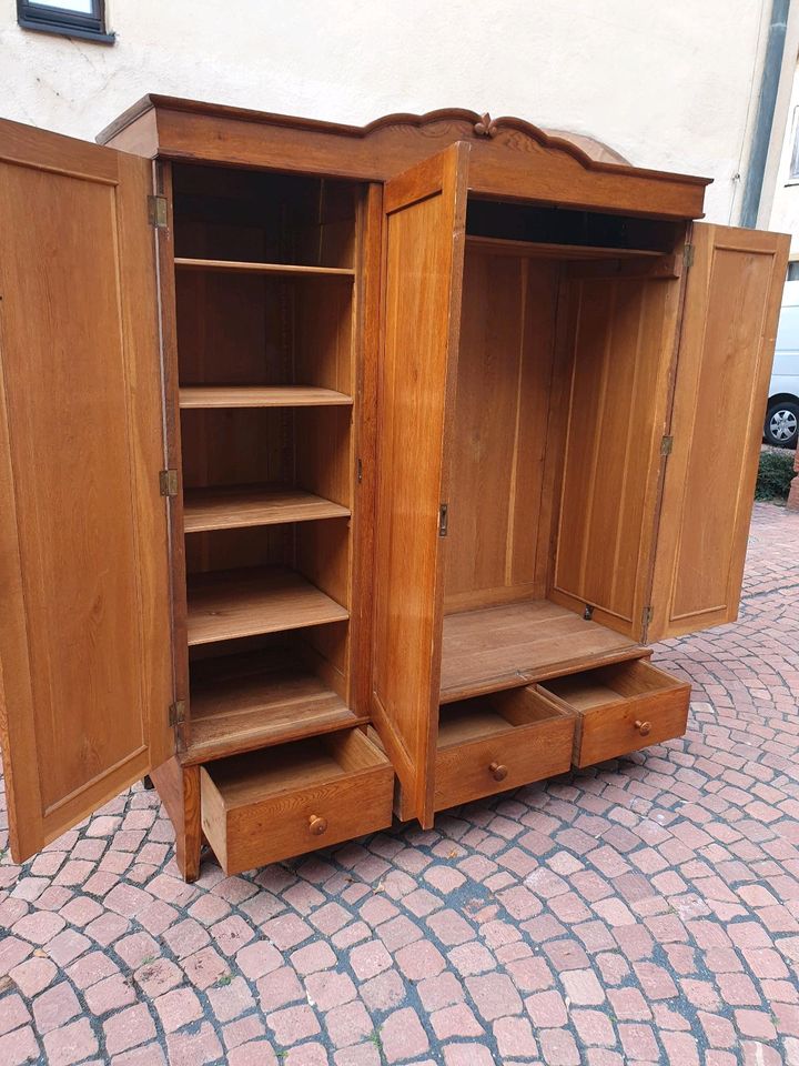 Antiquitäten Möbel Jugendstil Antikmöbel  Schrank Kleiderschrank in Zellingen