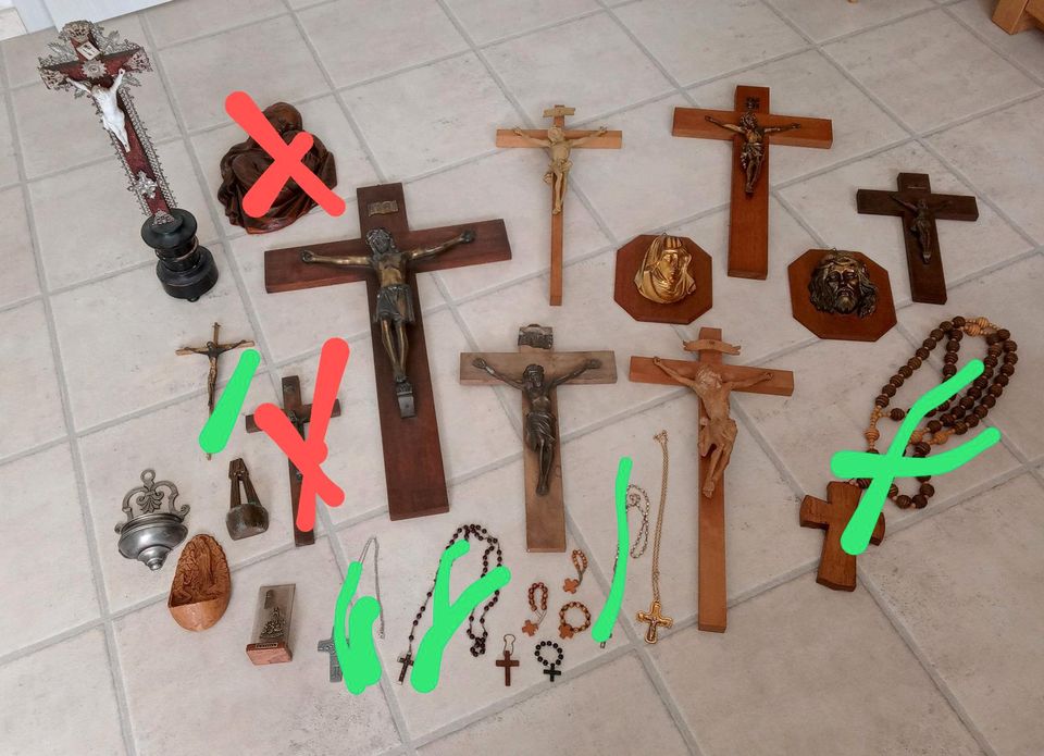 Kreuz,Kruzifix,Rosenkranz,Weihwasserkessel,Madonna,religiös in Waldershof