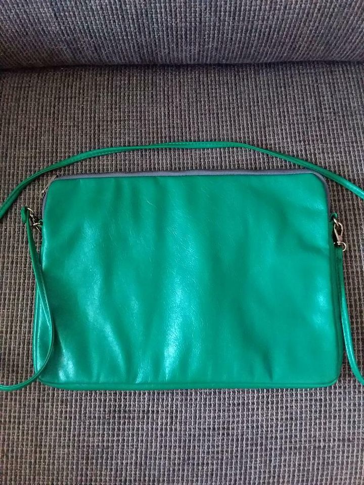 Coole Esprit Umhängetasche/clutch in Brunsbuettel