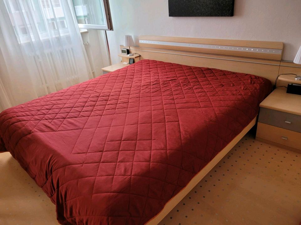 Doppelbett mit 2 Nachttischen sowie Kleiderschrank zu verschenken in München