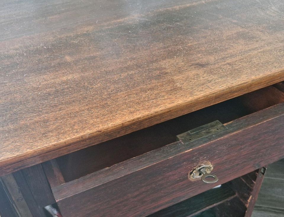 Antiker Schreibtisch in Lütjensee