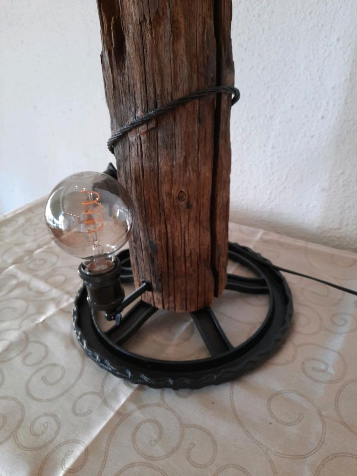 Stehlampe Bürolampe Holzskulptur Schreibtischlampe Dekoleuchte in Schöningen