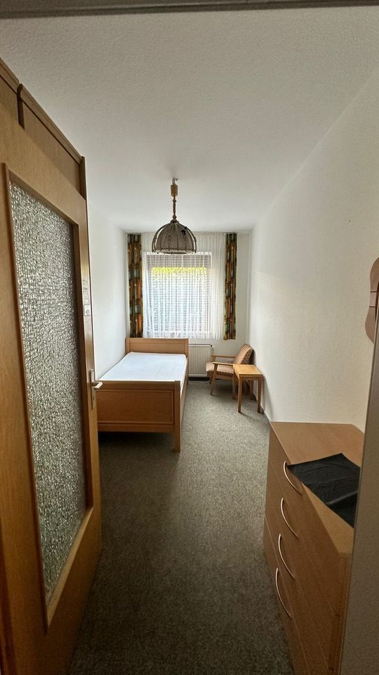 Schlafzimmer mit Kommoden und Bett in Oldenburg