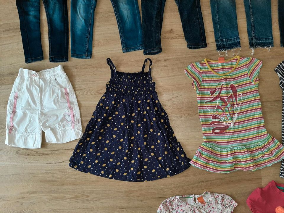 Mädchen Hose kurz, Sommer Kleider, T-Shirts, Jacken, Gr. 98 in Kritzmow