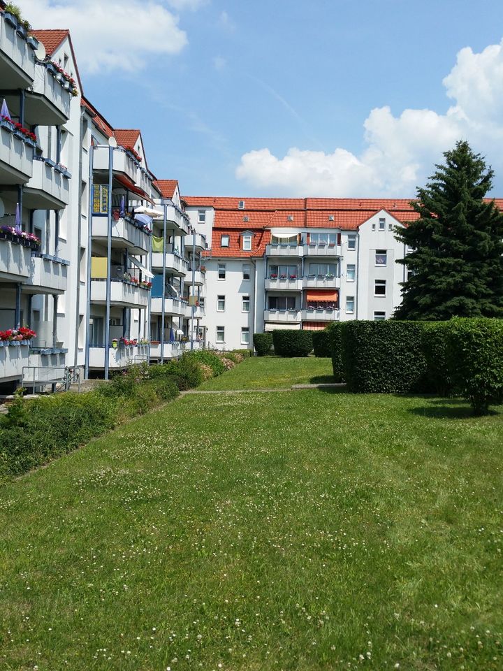 3 Zi. mit einfacher EBK, Wanne  + Balkon in Halberstadt