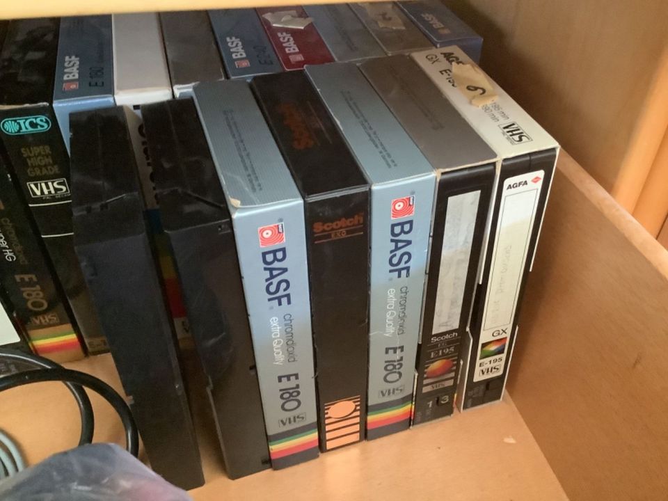 VHS Recorder mit über 50 Cassetten für jemand der VHS in Mössingen