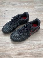 Nike Hallenschuhe Fußballschuhe 33 schwarz rot Zustand top Baden-Württemberg - Konstanz Vorschau