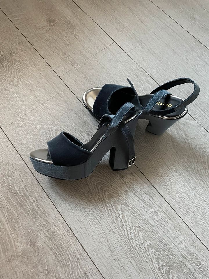 High Heel von ON |Y| GO in blauem Samt in Solingen