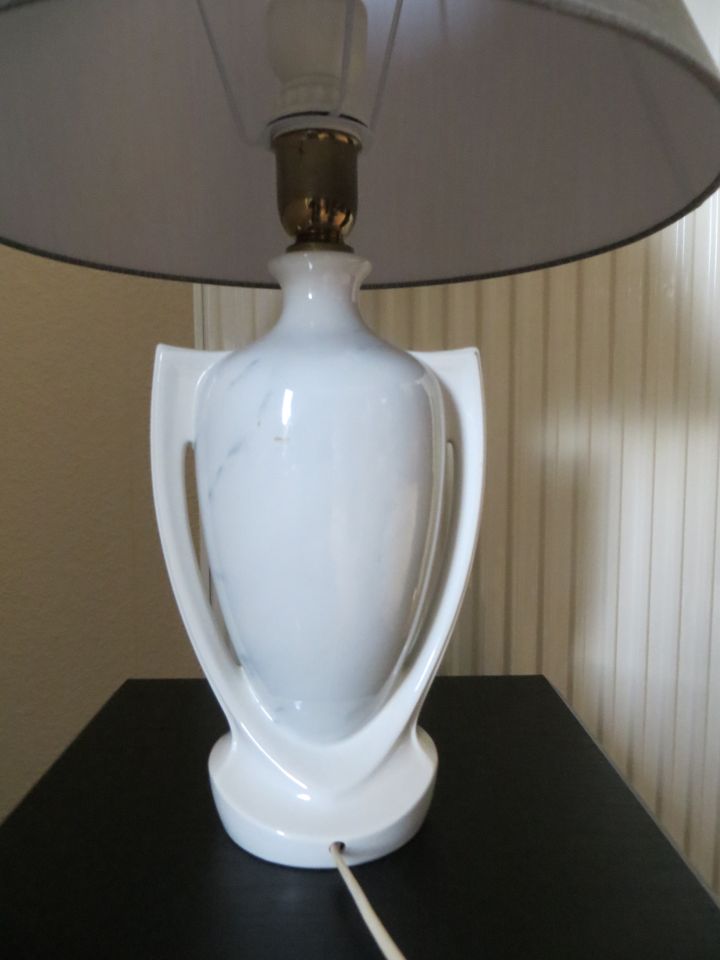 große Tischlampe Porzellanfuß Marmor Optik Amphore in Schwanewede