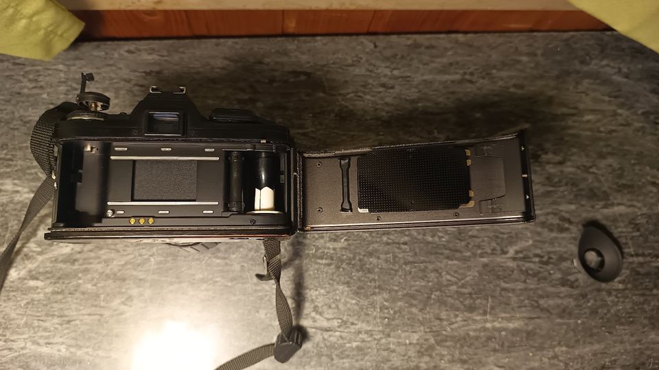 Minolta X-700 MPS analoge Spiegelreflexkamera mit Zubehör in Weste