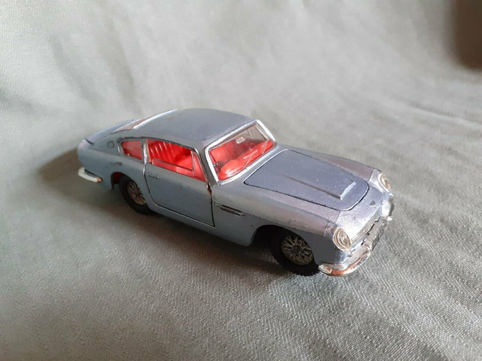 Aston Martin DB 6 , Dinky GB , silberblaumet, , orig. 60er Jahre in Wallerfangen