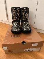 Original UGG Boots Pailletten Schwarz Gold Gr 36/US5 Berlin - Charlottenburg Vorschau