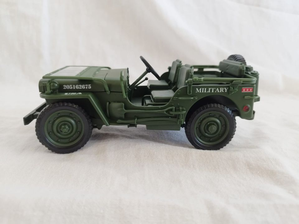 Willys Jeep offen US Army 1941 Olivgrün in 1:18 von Welly in München